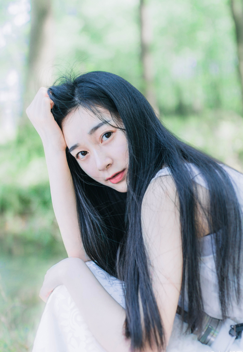 诸葛亮点了点头，没有再唉声叹气，他身上承载着太多的东西，事情既然已经到了这个地步，继续叹息也于事无补，现在要想的是解决办法。